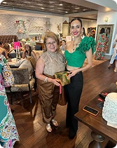 Entrega de obsequio durante el Bazaar
