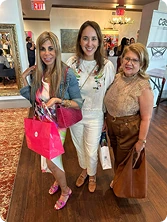 Invitadas del Bazaar con bolsas de obsequios