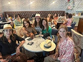 Grupo de invitadas compartiendo en una mesa