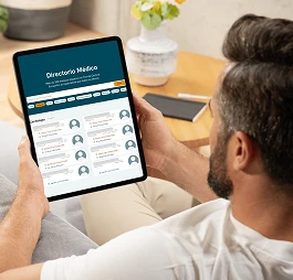 Profesional consultando el directorio médico en una tableta
