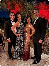 Parejas vestidas de gala
