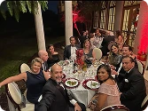 Grupo compartiendo durante la cena