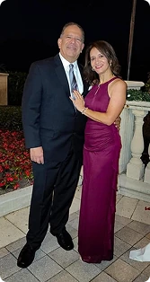 Pareja asistente a la gala