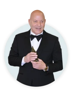Dr. Frank Yáñez recibiendo el Premio Ángulo
